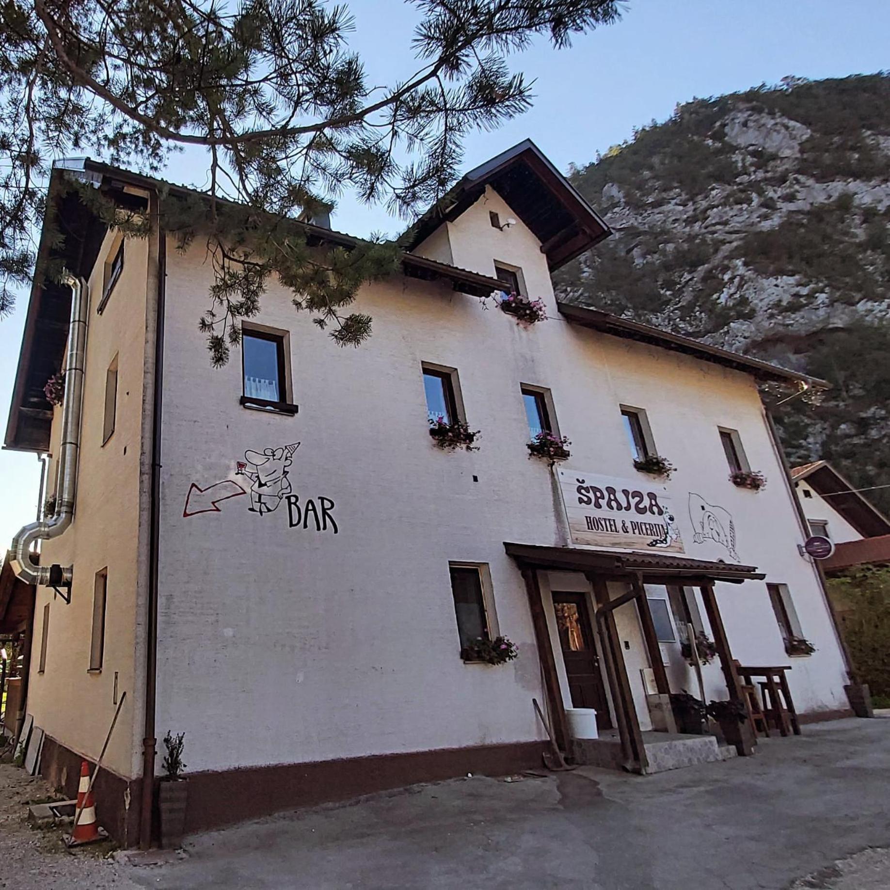 Hostel In Picerija Spajza Mojstrana Bagian luar foto